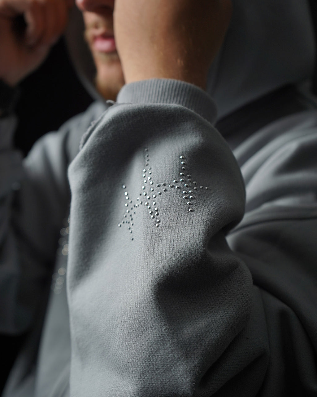 HOODIE ZIP RHINESTONE PLOMO