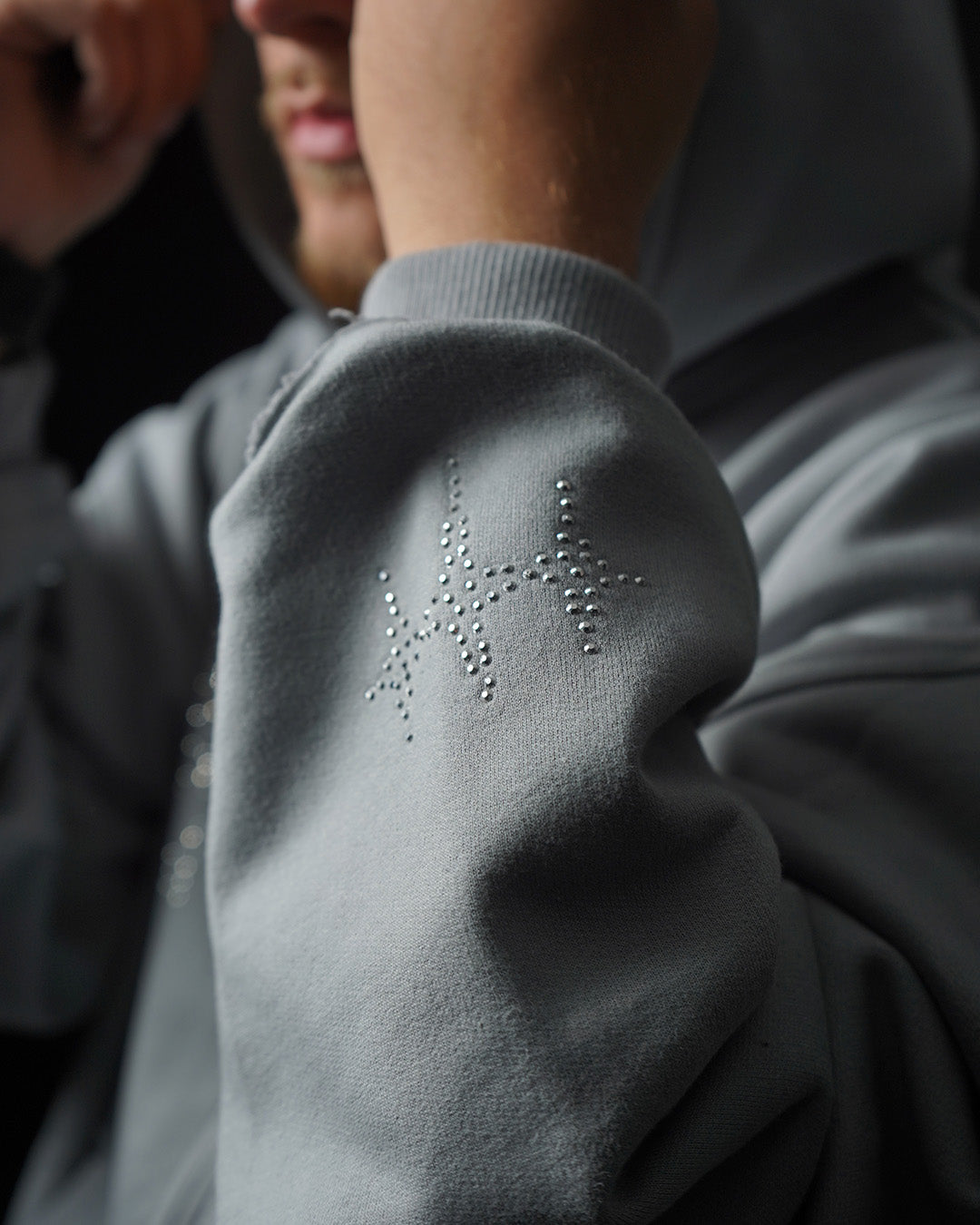 HOODIE ZIP RHINESTONE PLOMO